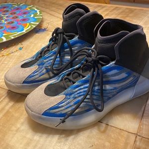 US Mens 9 Yeezy sneaks